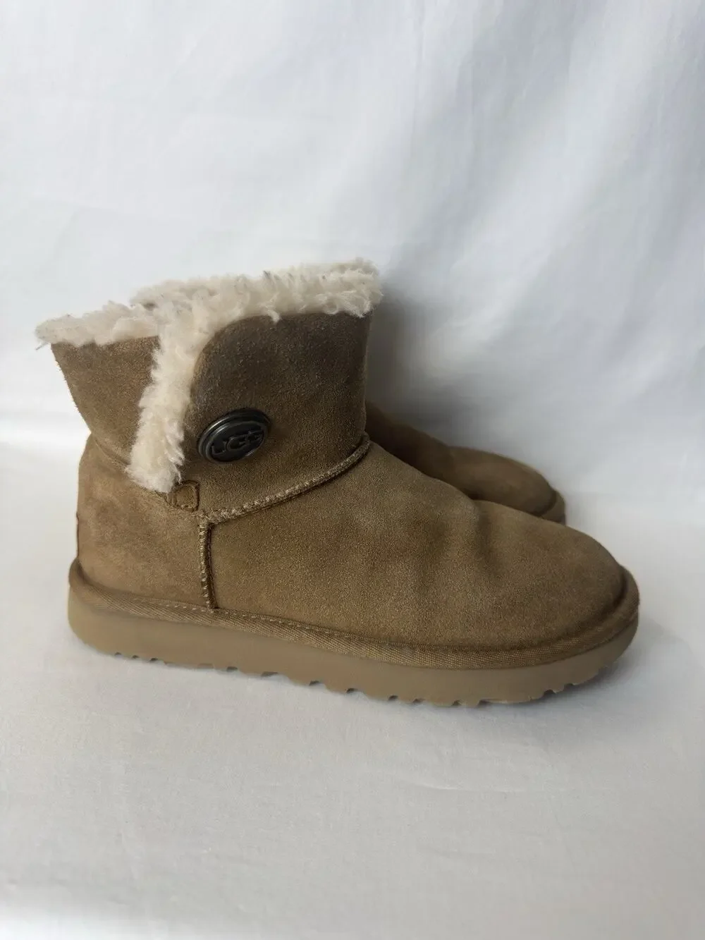 UGG Women's Mini Bailey Button II boots chestnut suede with sheepskin Size 7